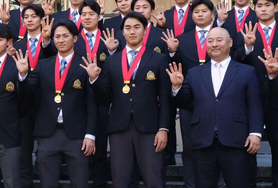 明治神宮大会優勝報告会に臨む青学大・佐々木主将（左）、西川史礁（中央）、安藤監督（右）＝渋谷区（撮影・児嶋基）