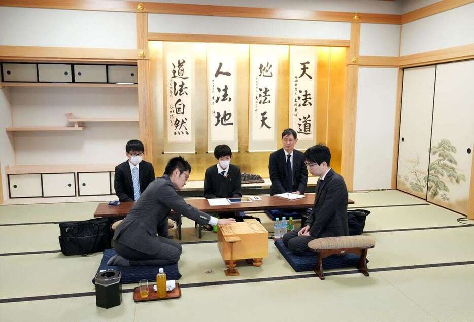 移転した関西将棋会館で始まった豊島将之九段（右）と稲葉陽八段の対局＝3日午前、大阪府高槻市（沢野貴信撮影）