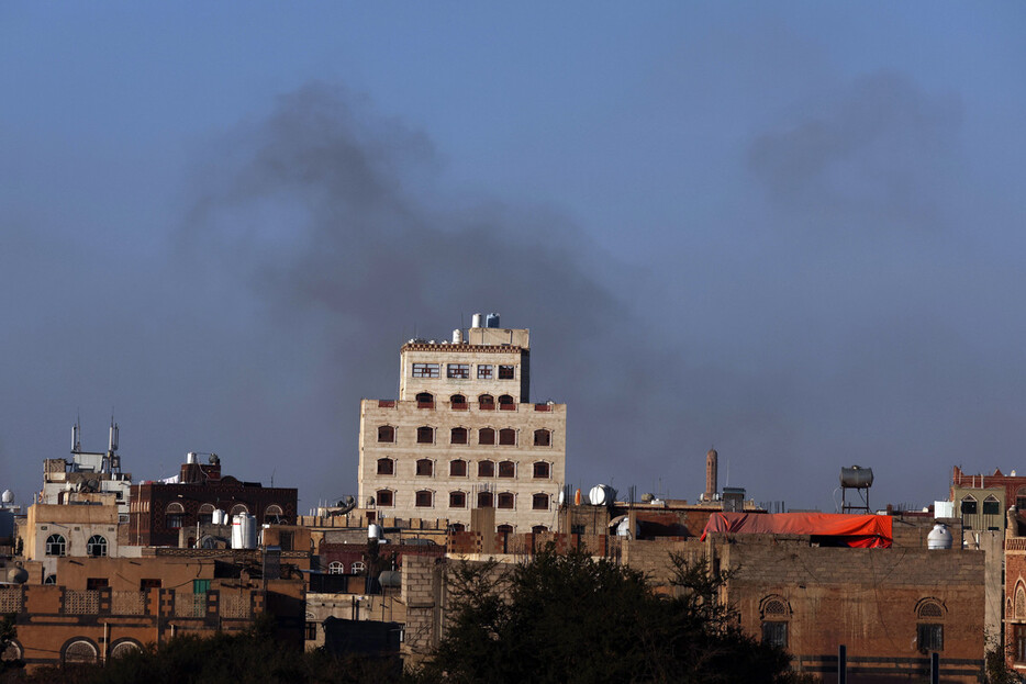 ２６日、イスラエル軍の空爆を受けてイエメンの首都サヌアの空港から上がる煙（ＥＰＡ時事）