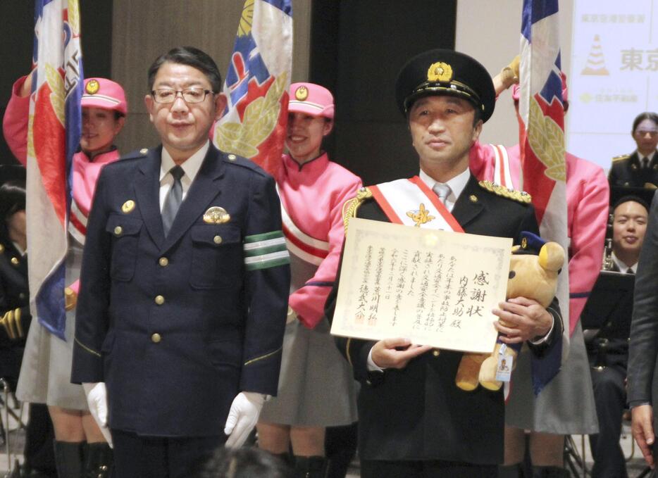 警視庁東京空港署の一日署長を務めた内藤大助さん。左は荒川明弘署長＝21日午後、東京都大田区