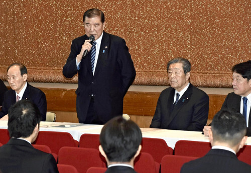 衆院選落選者との懇談会であいさつする石破首相（左から２人目）（８日、自民党本部で）＝鷹尾洋樹撮影