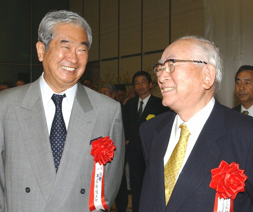 2003年、石原慎太郎・東京都知事（左）と談笑する渡辺恒雄・読売新聞グループ代表取締役社長