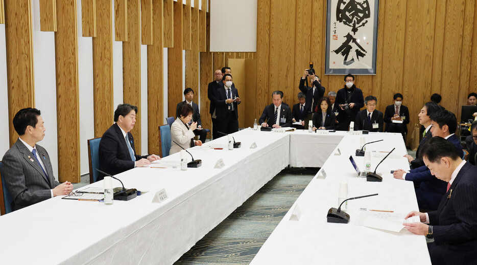 第１４回核燃料サイクル協議会で発言する林芳正官房長官（左から２人目）＝２４日午前、首相官邸