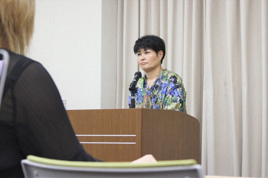 学生に自身の活動について講演する伸子さん。犯罪や被害とは無縁の人にも「何かを考えるきっかけにしてほしい」と人前に立つ機会も増やしている＝京都市で2024年9月25日、林みづき撮影