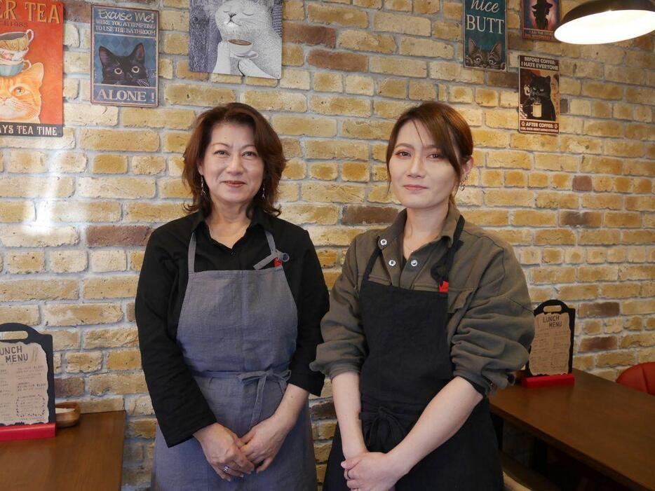 （左から）店主の清水ともえさんと娘の菅沼彩華さん