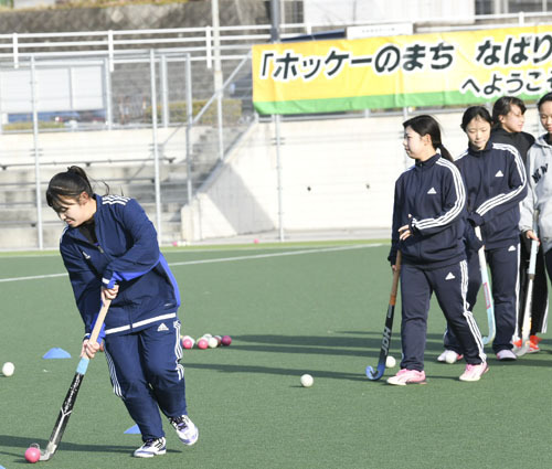 【三重国体開催決定を機に三重県唯一のホッケーの公式スタジアムとして整備された「はなの里スタジアム」（名張市民ホッケー場）で練習する名張青峰の選手ら＝名張市百合が丘で】