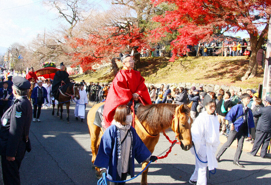 お渡り式で観客の中を進む時代行列＝奈良市登大路町で、稲生陽撮影