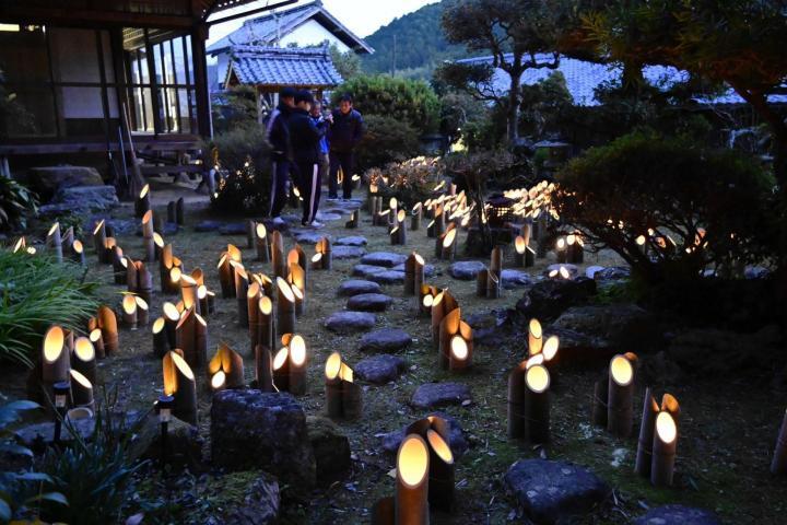 三間中生らが手作りした千本の竹灯籠で照らされた庭