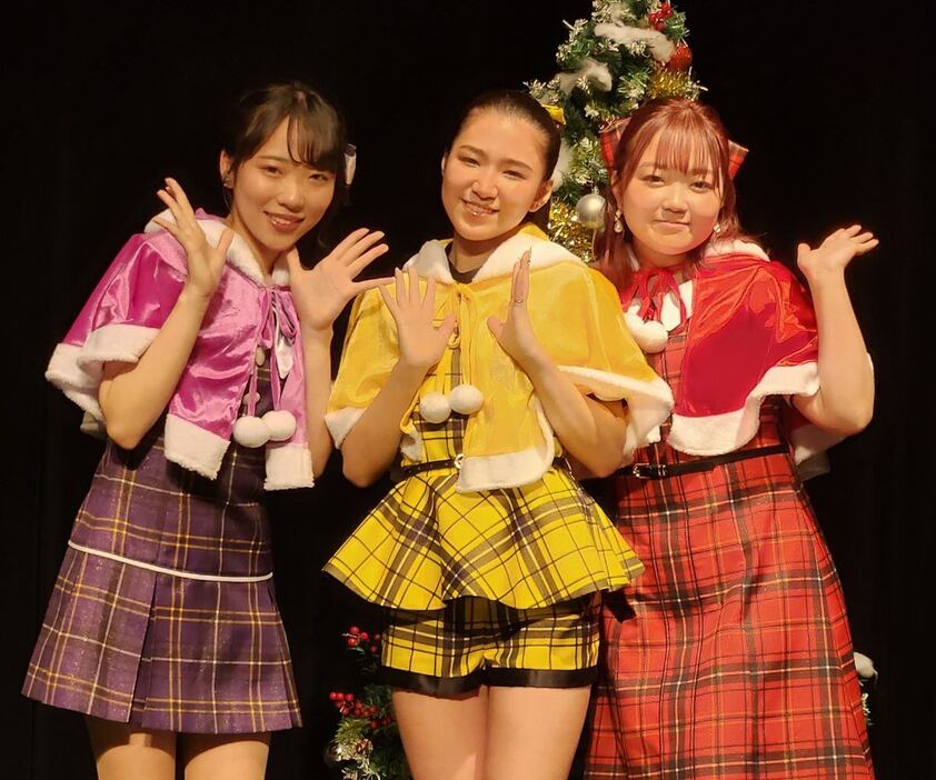 クリスマス公演を開催した3人娘Zの左から梅谷心愛、田中あいみ、舞乃空＝東京・日本橋室町