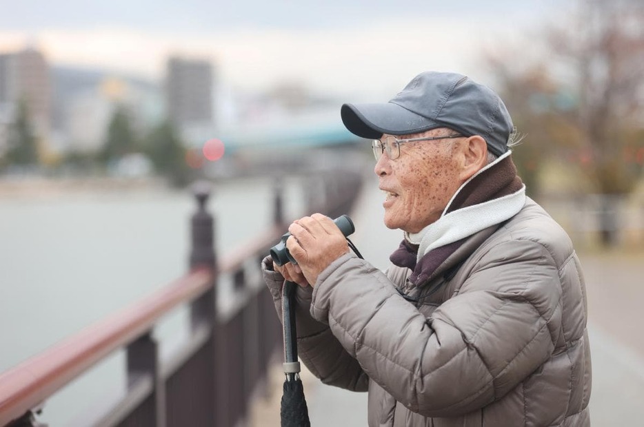 飛来した渡り鳥に目を向ける八坂さん