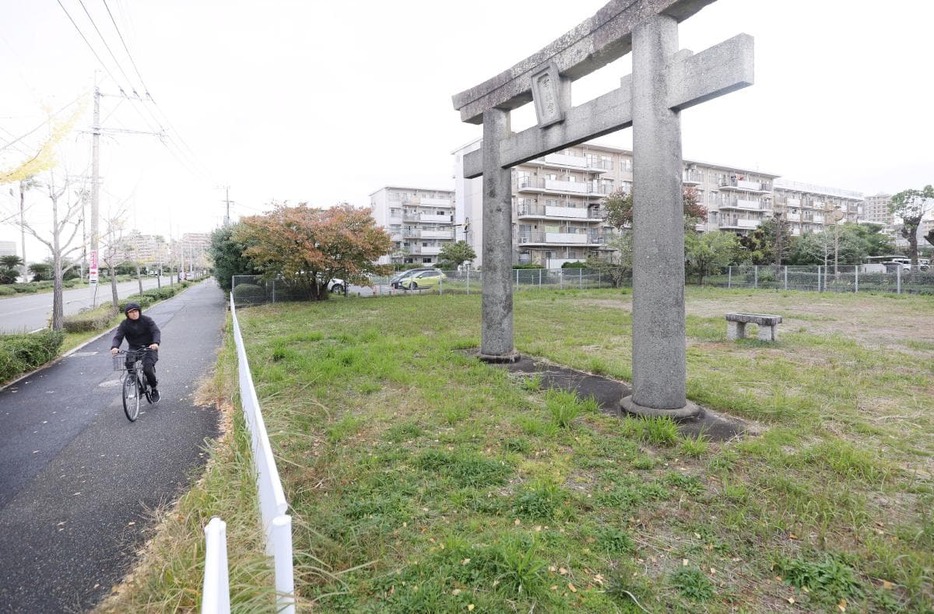 片男佐橋のそばに移された、かつての一の鳥居