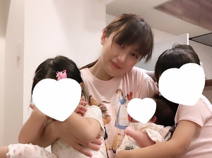 三女がまだ小さいころの、熊田さんと娘さん3人。