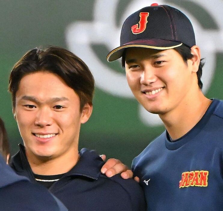 ドジャースの山本(左)と大谷