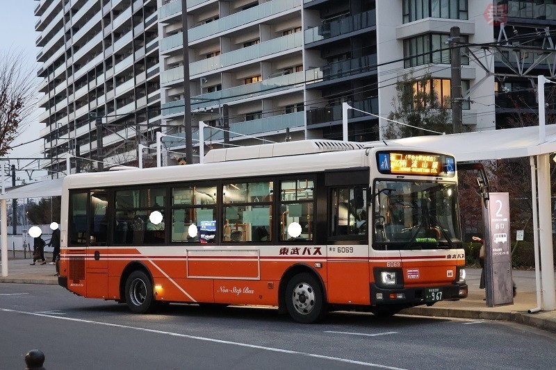 流山おおたかの森駅西口～南流山駅間を走る東武バスセントラルの「南流02」。運行終了となる「流11」と経路が重複している区間がある（2024年12月、柴田東吾撮影）。