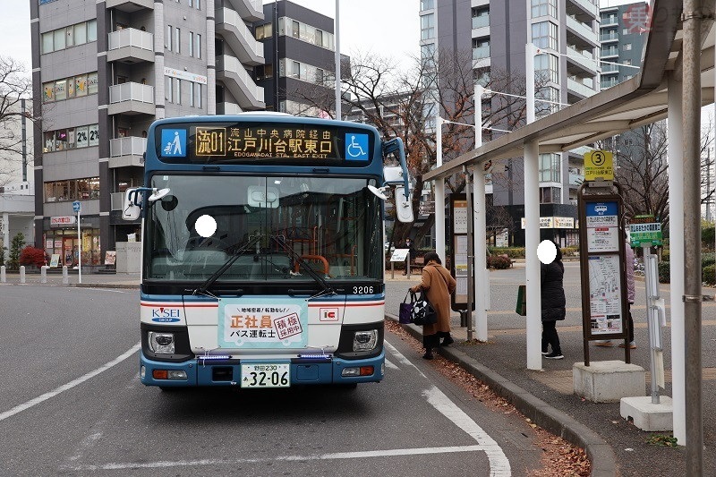 流山おおたかの森駅東口で待機中の東初石線こと「流01」。2024年12月末に運行を終了する（2024年12月、柴田東吾撮影）。