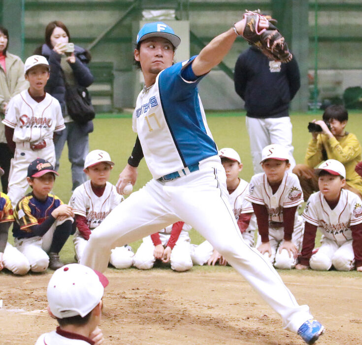 子どもたちに投球を披露する日本ハム・伊藤大海（カメラ・堀内　啓太）