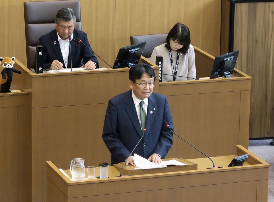 市議会本会議で答弁する千葉市の神谷俊一市長（手前）＝4日午後