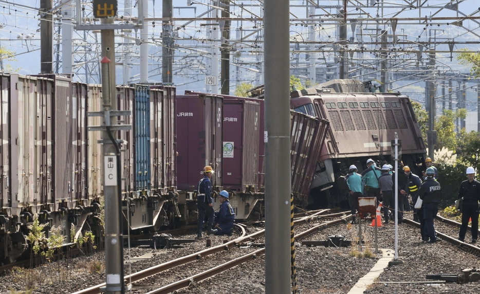 脱線した貨物列車（12日、鹿児島県薩摩川内市で）＝秋月正樹撮影