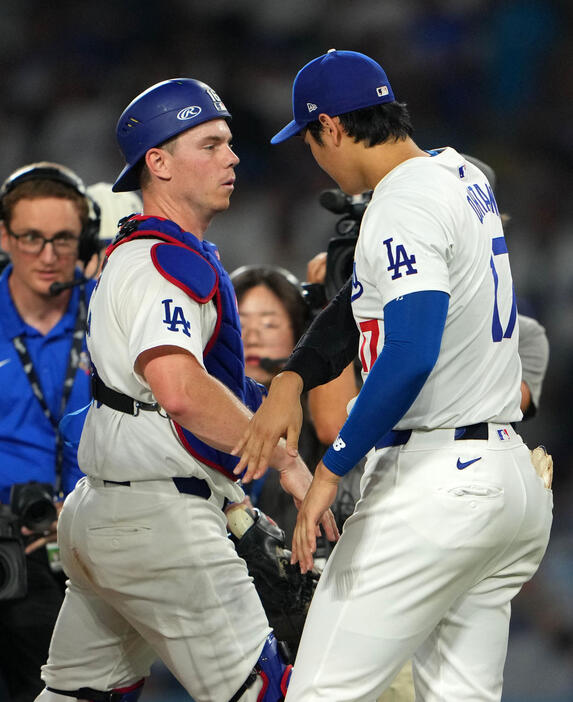 タッチを交わすドジャース大谷とスミス（左）（2024年7月5日撮影）