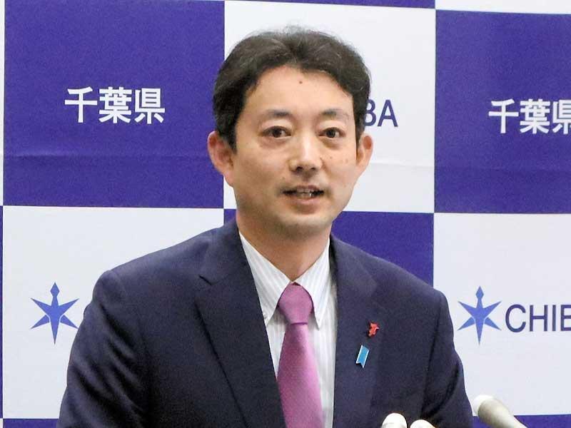 報道陣の取材に応じる熊谷千葉県知事＝11日、県庁