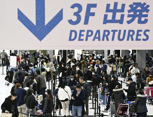 出国する人たちで混雑する成田空港の出発ロビー（２８日）＝西孝高撮影