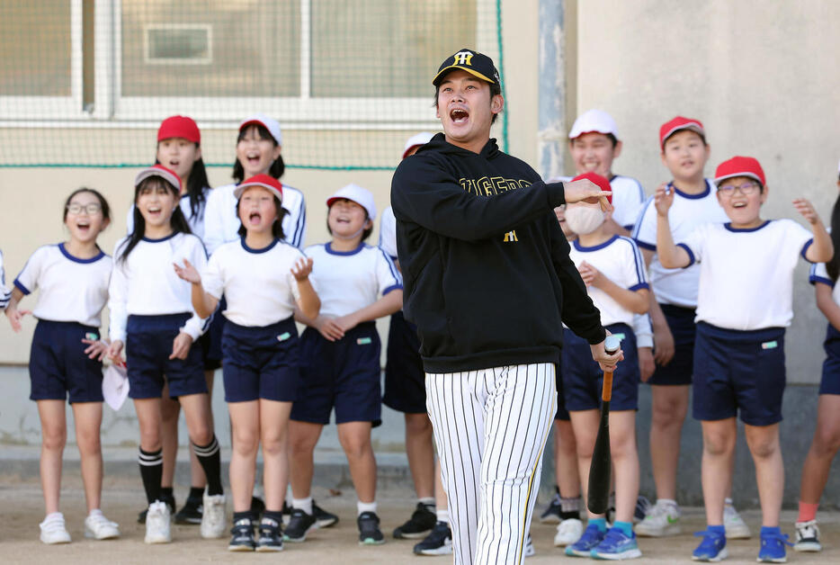 ゲストティーチャーで小学校を訪れ、子どもたちに打撃を披露する阪神野口（撮影・前田充）