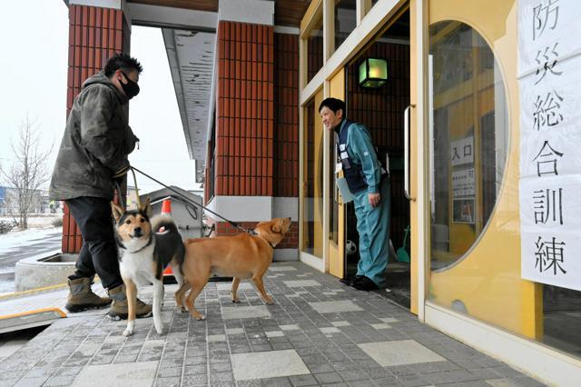 2匹の犬と同行避難した男性は屋外にある「ペット避難所」に案内された=2024年12月21日午後1時38分、根室市、古畑航希撮影