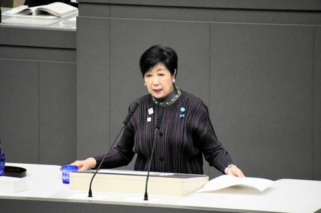 都議会で所信表明に立つ小池百合子知事=2024年12月3日、東京都議会、太田原奈都乃撮影