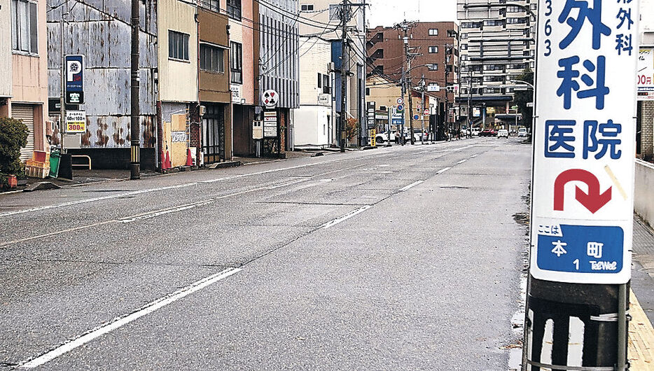 イノシシが車と接触した現場＝８日午前１１時４５分、金沢市本町１丁目