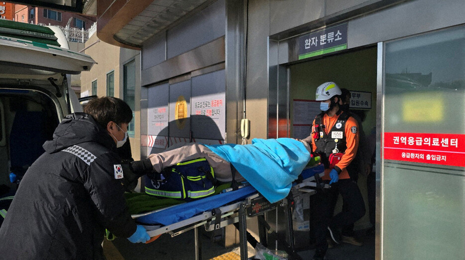 現場から救助され、病院に運ばれた乗客＝韓国南西部の木浦市で2024年12月29日、聯合・ロイター