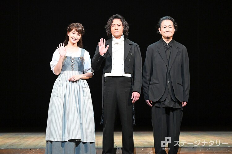 左から剛力彩芽、稲垣吾郎、白井晃。