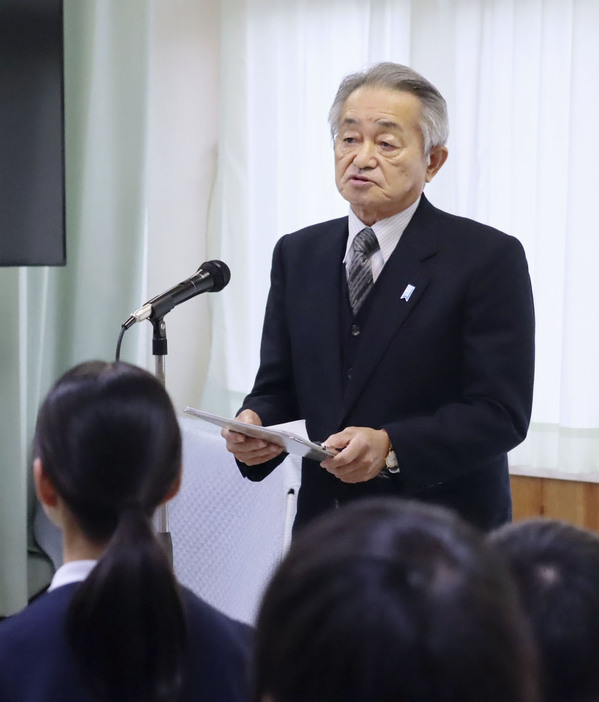 拉致問題学習の取り組みをオンラインで発表し合う「子ども会議」で話す地村保志さん＝10日午後、福井県小浜市の内外海小