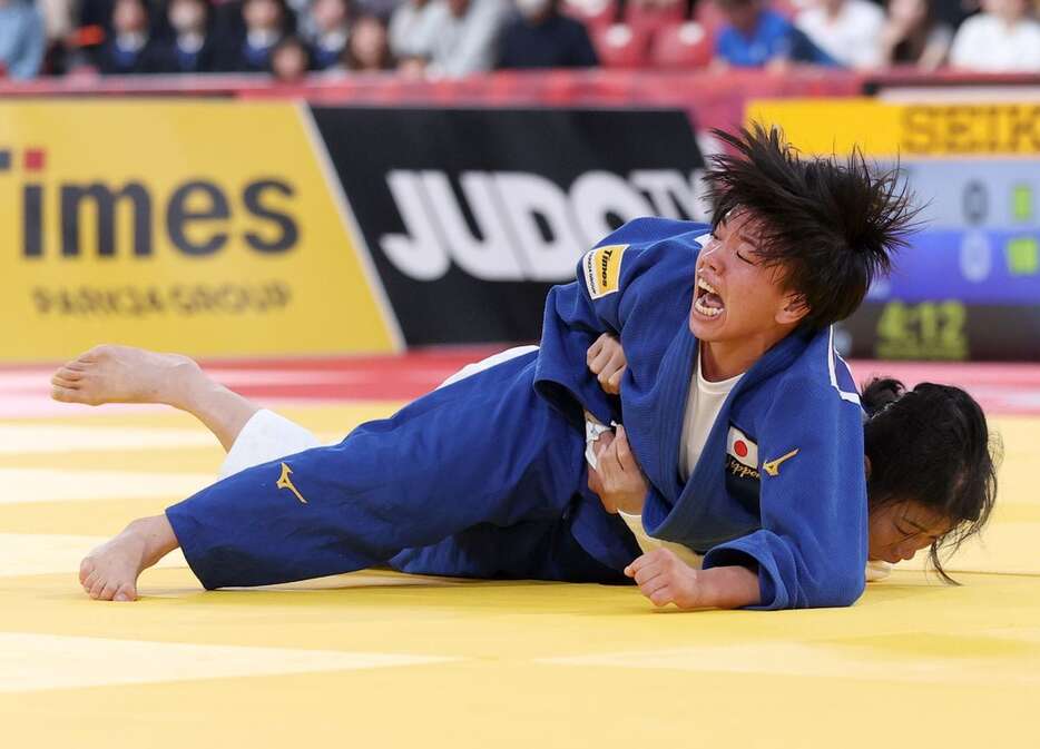 柔道グランドスラム東京の女子57キロ級決勝で渕田萌生選手を攻める足達実佳選手＝12月7日、東京体育館（酒井真大撮影）