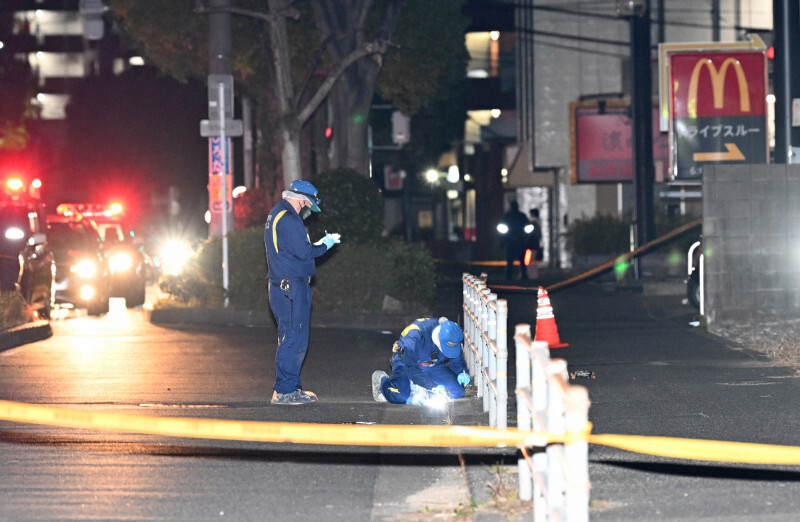 中学生2人が刺された飲食店やその周辺を調べる捜査員＝北九州市小倉南区で2024年12月14日午後11時46分、平川義之撮影