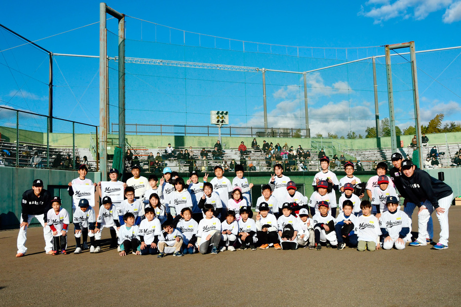 記念撮影する子どもたちと3選手＝いずれも鴨川