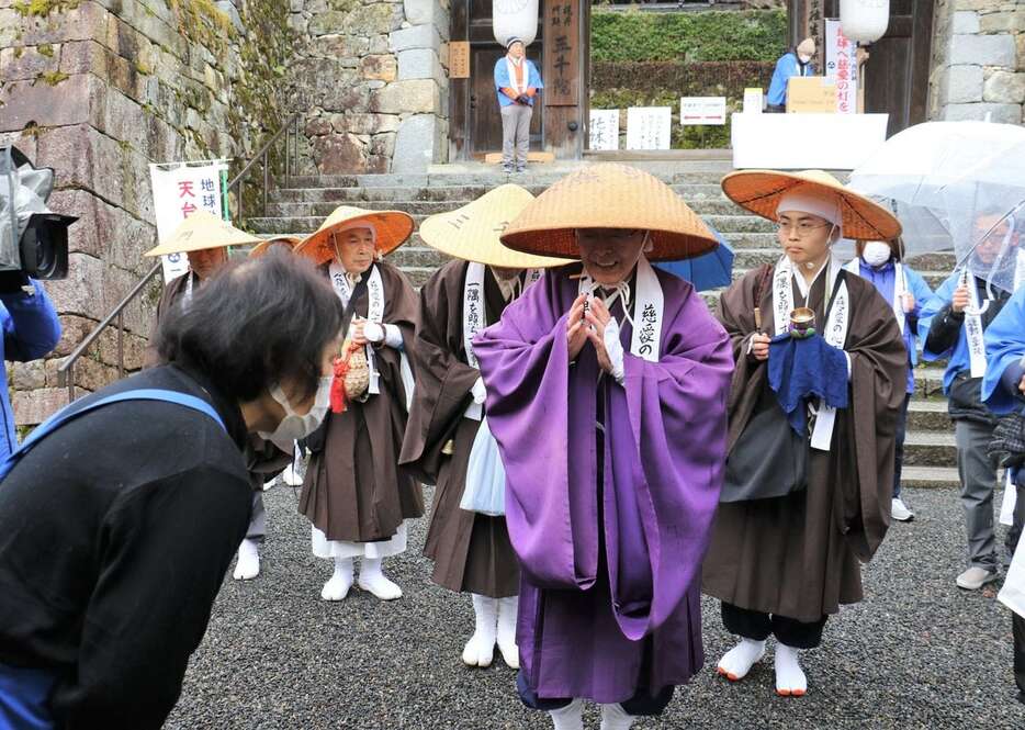 門前の店の前で読経する僧侶ら＝22日、京都市左京区