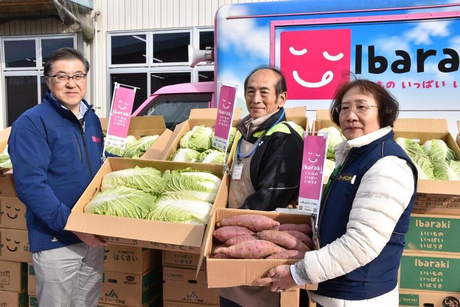 生産者が育てたハクサイとサツマイモが手渡された贈呈式=茨城町下土師高山