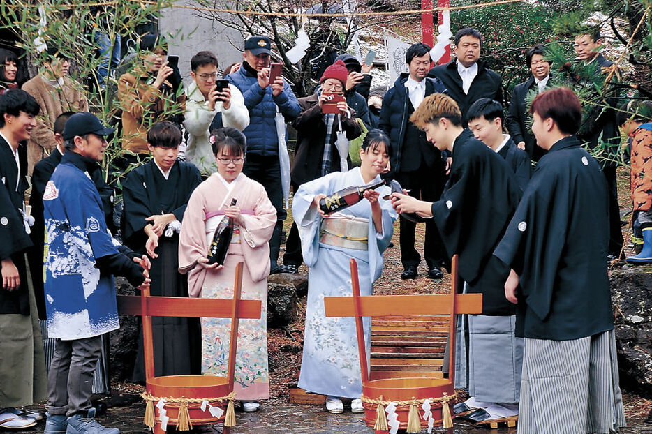 新年から１月３日に行われる厄払い鯉の放流＝１月７日、砺波市の庄川水記念公園