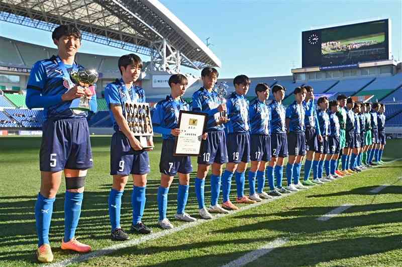 サッカーの高円宮杯U－18プレミアリーグファイナルを制し、初の全国タイトルを獲得した大津イレブン＝埼玉スタジアム（石本智）