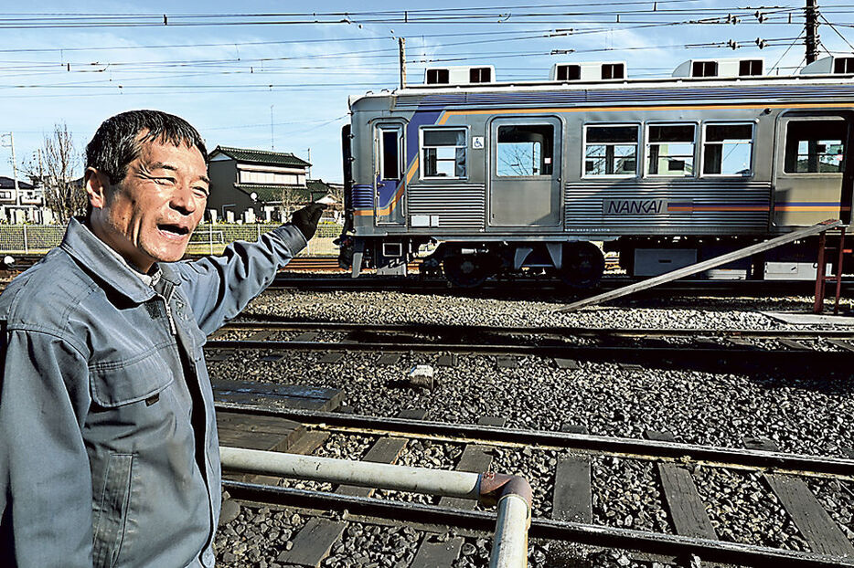 JRの臨時快速に乗り込む予定の大鉄名物広報の山本さん。大鉄も臨時電車を運行する＝島田市の大井川鉄道新金谷駅