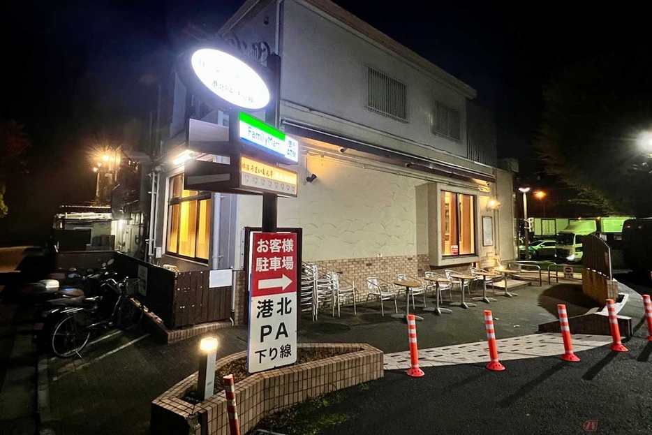 上下線ともに一般道からのアクセスが可能な「港北PA」は、バイク、自転車の駐輪スペースや、クルマ数台分の駐車場も備えられている