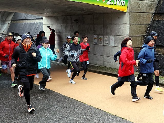 勢い良く駆け出す参加者＝県総合運動公園