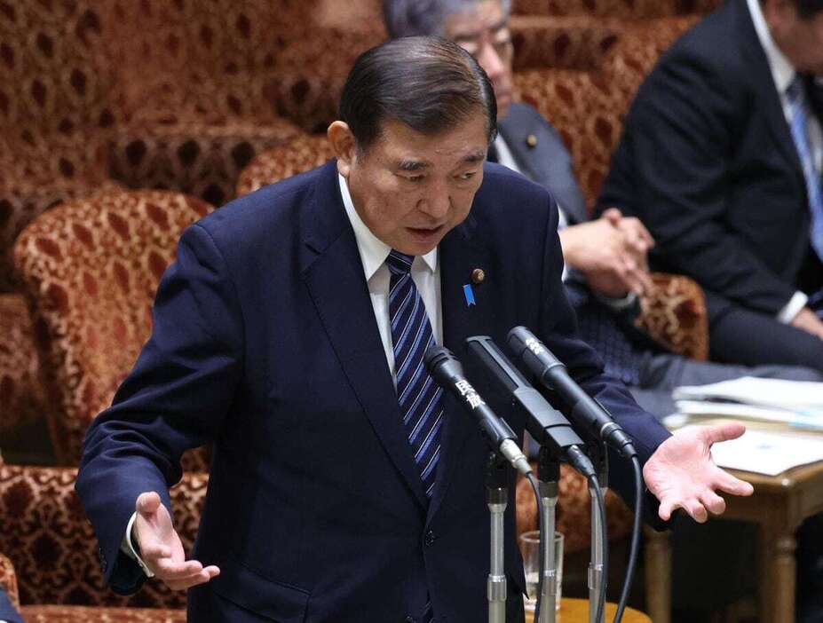 参院予算委員会で答弁する石破茂首相＝17日午前、国会内（春名中撮影）