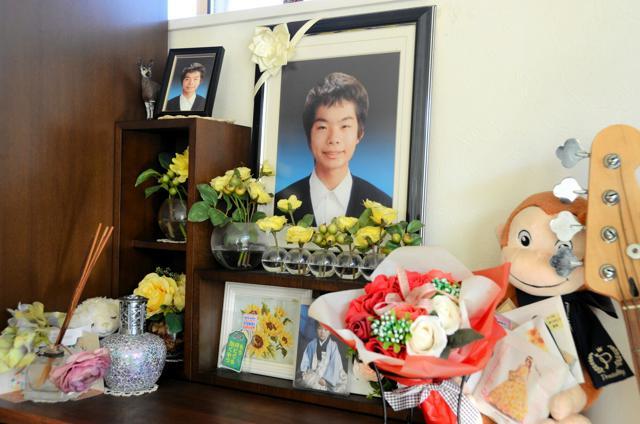 花に囲まれた和田樹生さんの遺影=2024年11月22日、菅沼遼撮影