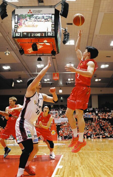 15日横浜ＢＣ戦の第４クオーター　相手の頭越しに高く浮かしたジャンプシュートを決める名古屋Ｄの斎藤拓実