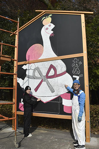 【大型絵馬を描く久世さん（右）と岩脇さん＝津市白山町の家城神社で】