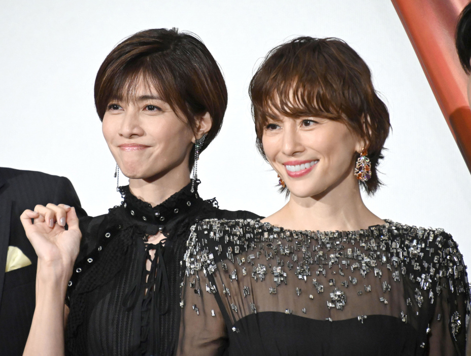 思わずハイタッチした（左から）内田有紀、米倉涼子（C）ORICON NewS inc.