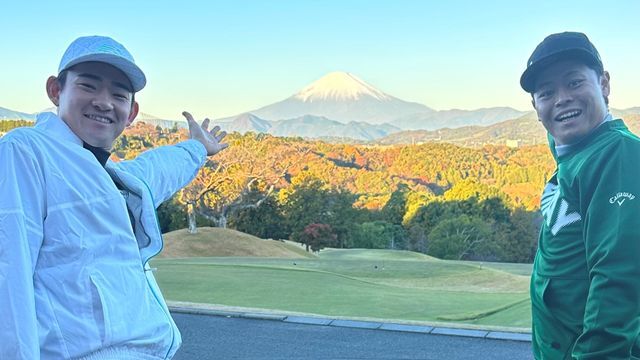 納会ゴルフに参加した萩尾匡也選手と中山礼都選手