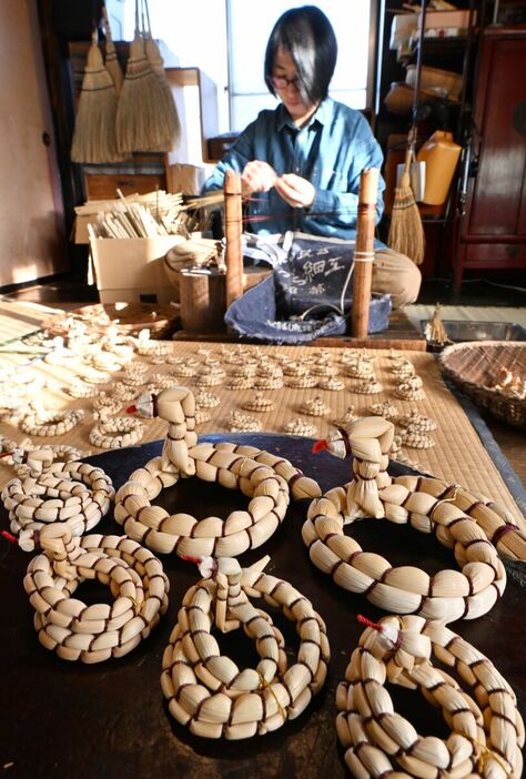 製作がピークを迎えた「巳」のきびがら細工＝19日午後１時45分、鹿沼市村井町