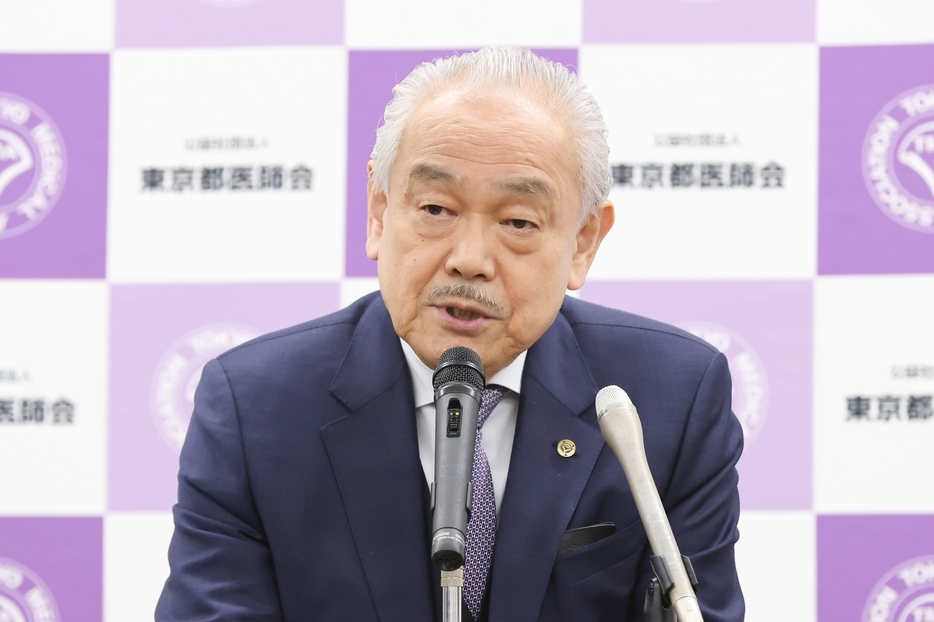 定例記者会見で新型コロナウイルス流行に言及した尾崎治夫会長（撮影：上岸卓史）